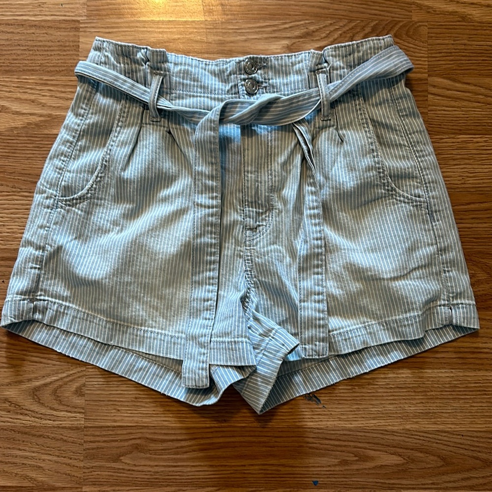 American Eagle Mom Short. Size 6.